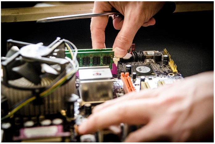 Computador sendo limpo para manutenção preventiva